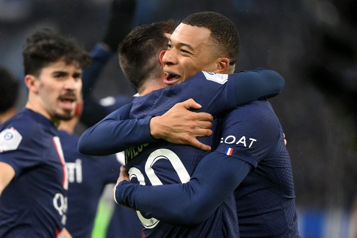 Un tiro libre le gana el corazón a Kylian Mbappé